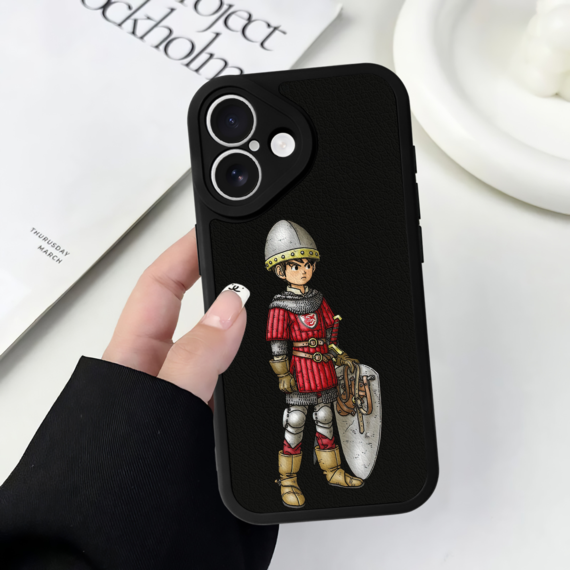 （画像用） ドラゴンクエスト Doragon Kuesuto Dragon Quest 【iPhone 16シリーズ対応】シリコンスマホケース（レザー調） 材質：シリコン